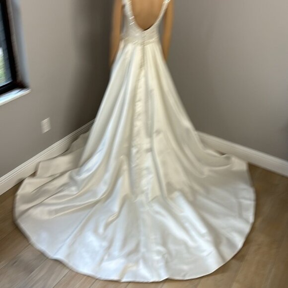 Narin Moda Simple Chic Wedding Dress  A-line Size 8 - Picture 5 of 15